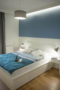 Łóżko lub łóżka w pokoju w obiekcie Apartamenty City View od WroclawApartament-pl