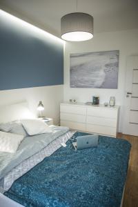 Łóżko lub łóżka w pokoju w obiekcie Apartamenty City View od WroclawApartament-pl