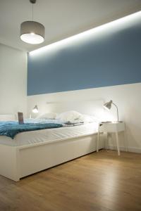 Łóżko lub łóżka w pokoju w obiekcie Apartamenty City View od WroclawApartament-pl
