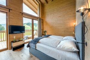 TV a/nebo společenská místnost v ubytování LA SOA Chalets & Eventlodge