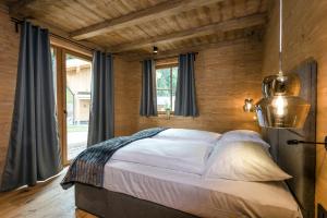 Postel nebo postele na pokoji v ubytování LA SOA Chalets & Eventlodge