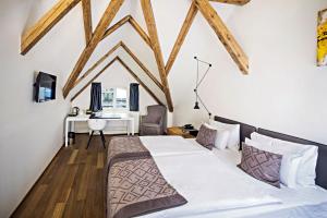 Postel nebo postele na pokoji v ubytování Hotel Golden Crown