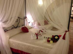 A bed or beds in a room at La terrazza fio...Rita