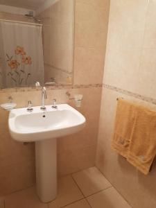 a bathroom with a white sink and a mirror at Juventus in Córdoba