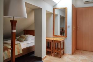 1 dormitorio con cama y mesa con espejo en Rezydencja Solei Old Town, en Poznan