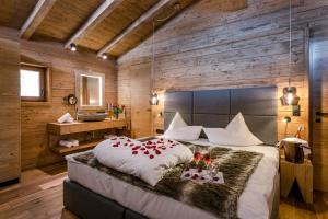 Postel nebo postele na pokoji v ubytování LA SOA Chalets & Eventlodge