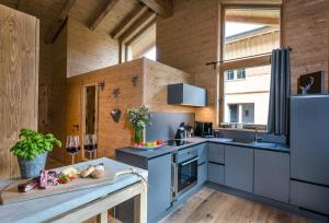 Kuchyň nebo kuchyňský kout v ubytování LA SOA Chalets & Eventlodge