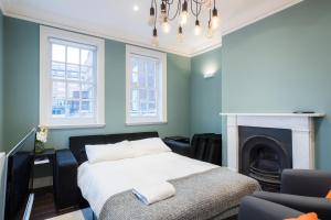 ロンドンにあるElegant 2 bed in Mayfair, next to Hyde Parkのベッドルーム(ベッド1台、暖炉付)