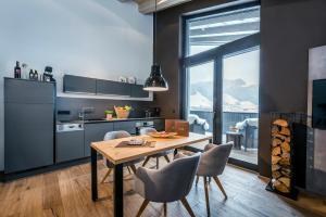 Kuchyň nebo kuchyňský kout v ubytování LA SOA Chalets & Eventlodge