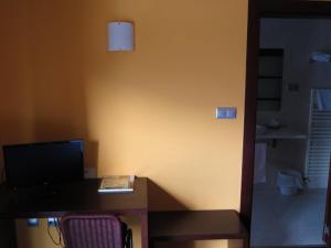 Habitación con escritorio y ordenador. en Euba Hotel, en Amorebieta-Etxano