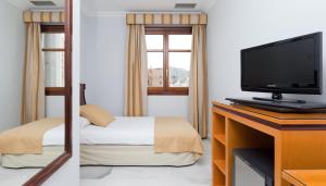 Televízia a/alebo spoločenská miestnosť v ubytovaní Hotel Don Curro