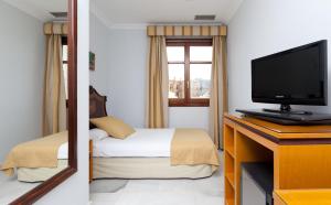 Televízia a/alebo spoločenská miestnosť v ubytovaní Hotel Don Curro
