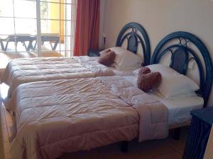 2 camas en una habitación de hotel con 2 camas sidx sidx sidx en El Veril, en Adeje