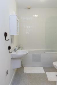 ハルにあるHullidays - Theatre Side Apartment - Refurbished 2023の洗面台とシャワー付きの白いバスルーム +35枚の写真