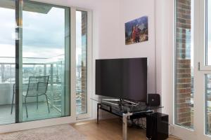 En TV eller et underholdningssystem på East London Apartment with London Views
