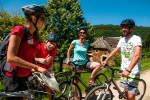 a group of people standing next to their bikes at Résidence Le Village Goélia in Saint-Geniez-dʼOlt