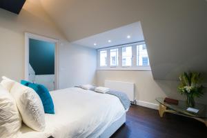 ロンドンにあるElegant 1 bed in Mayfair, next to Hyde Parkのベッドルーム(白いベッド1台、窓付)