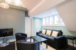 a living room with a couch and a table at Elegant 1 bed in Mayfair, next to Hyde Park in London