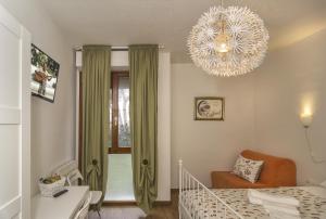 1 dormitorio con cama y lámpara de araña en BB Stefy, en Pisa