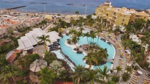 uma vista aérea de um resort com uma piscina em Adrián Hoteles Jardines de Nivaria em Adeje