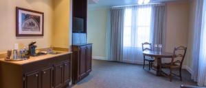 a hotel room with a table and a dining room at Hotel Bentley in Alexandria