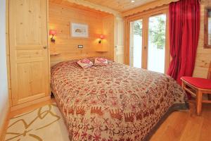 - une chambre avec un lit dans une pièce en bois dans l'établissement Chalet El Condor, à Crans-Montana
