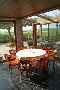 - une salle à manger avec une table et des chaises dans l'établissement 't Leeg Huys, à Lo-Reninge