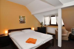 Letto o letti in una camera di Hotel U Zlatého býka