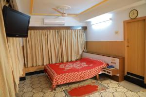 Llit o llits en una habitació de Hotel Srilakshmi