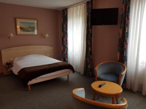 Un pat sau paturi într-o cameră la Hotel Restaurant La Sirène