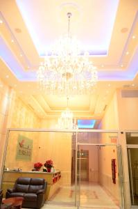 De lobby of receptie bij Asiatic Hotel - Flushing