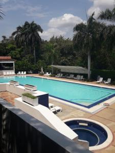 Bazén v ubytování girardot resort apto102 nebo v jeho okolí