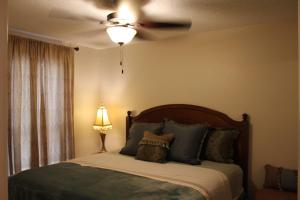 1 dormitorio con 1 cama y ventilador de techo en Comfy Cozy Affordable Home Away Home, en Garland