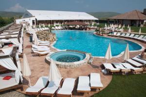Bazén v ubytování Paradisul Transilvaniei Resort nebo v jeho okolí