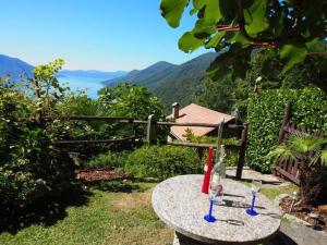 un tavolo con due bicchieri da vino sopra di Casa ai Ghiri a Cannero Riviera