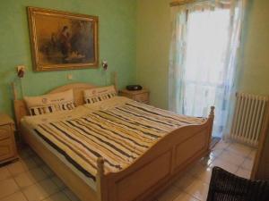 una camera da letto con un grande letto con un'immagine appesa alla parete di Casa ai Ghiri a Cannero Riviera