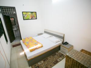 Hotel Shiv Kripa客房内的一张或多张床位