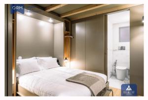 Un dormitorio con una gran cama blanca y un baño. en ORM - Almada Terrace Apartment, en Oporto