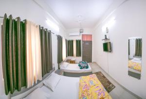 Hotel Shiv Kripa客房内的一张或多张床位