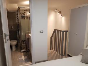 ミラノにあるCozy two floors apartmentのバスルーム(トイレ、シャワー付)が備わります。
