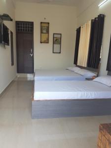Hotel Shiv Kripa客房内的一张或多张床位