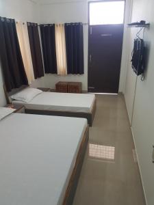 Hotel Shiv Kripa客房内的一张或多张床位