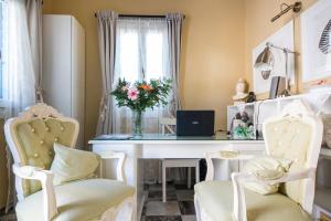 Posezení v ubytování Symi Nautilus Luxury Suites