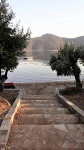 Fotografia z galérie ubytovania Waterfront Mediterranean Villa v destinácii Skroponeria
