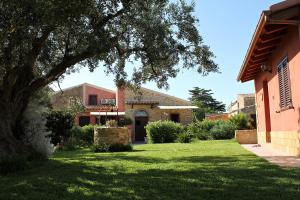 una casa con un árbol en el patio en Case Vacanza la Bella, en Sciacca