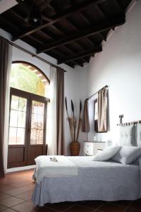 a bedroom with a large bed and a large window at Casa Rural "La Molina" in Máguez