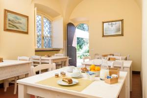 una stanza con tavoli e sedie con sopra del cibo di Fattoria Pian Di Rocca a Castiglione della Pescaia