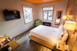 Televiisor ja/või meelelahutuskeskus majutusasutuses Adventure Hotel