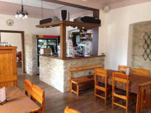Lounge nebo bar v ubytování Restaurace U Kostela