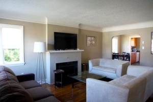 uma sala de estar com um sofá e uma lareira em Central Avenue in the Heart of Oak Bay 26 em Victoria